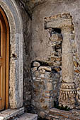 Tivoli - Via Campitelli. Dettaglio delle varie colonne di spoglio inserite nelle mura delle abitazioni.